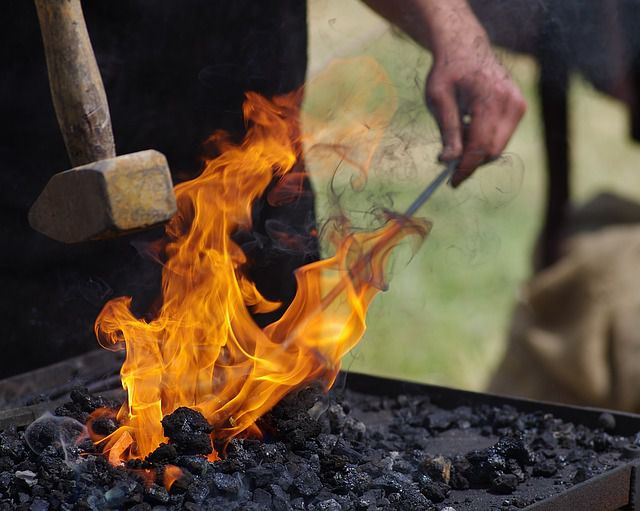 Charbon de bois pour forge utilisé dans une forge artisanale