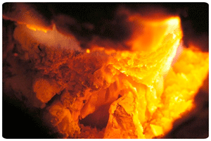 Le bois de chauffage compressé produit de belles braises incandescentes Braises incandescentes de bois compressé