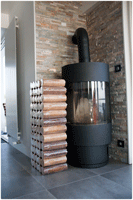 Poêle à bois avec des bûches compressées Un bois de chauffage pratique pour une maison saine et propre