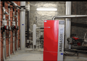 La chaudière au bois de chauffage de marque HARGASSNER d'une puissance de 100kW installée sur la commune de Cozzano en Corse - Source Corse Net Infos