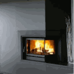 Belle intégration d'un insert à bois pouvant accueillir des bûches compressées