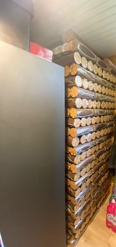 Rangement de 4 stères de bois densifié dans un garage SIMPLYFEU Buches densifiée rangées dans un garage SIMPLYFEU