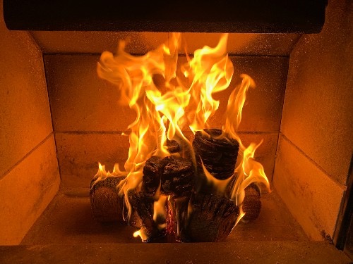 Feu de buche compresse qui produit peu de cendres