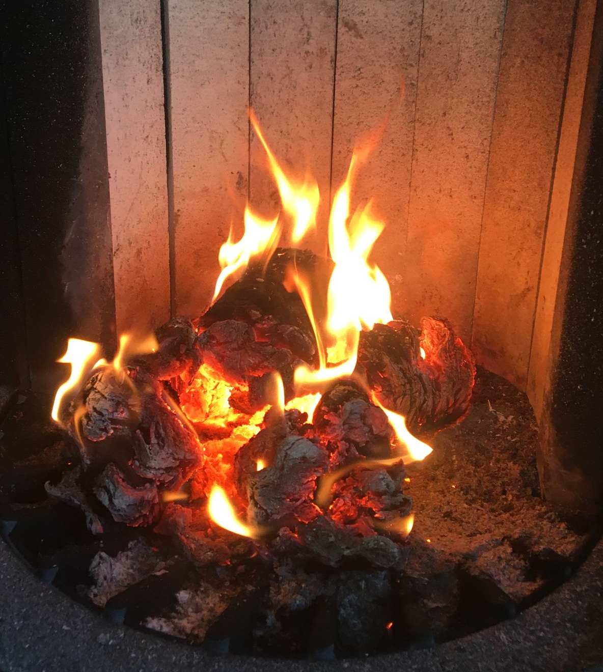 Braises ardentes en tas dans un poele a bois