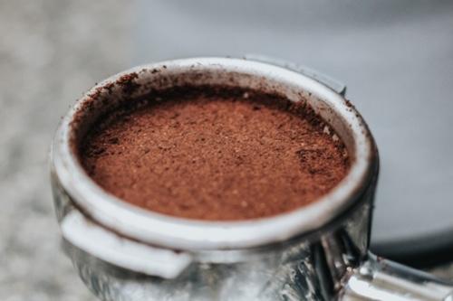 Utilisez le marc de cafe dans les les buches compresser pour vous chauffer Le marc de cafe s'utilise dans les les buches compresser pour se chauffer