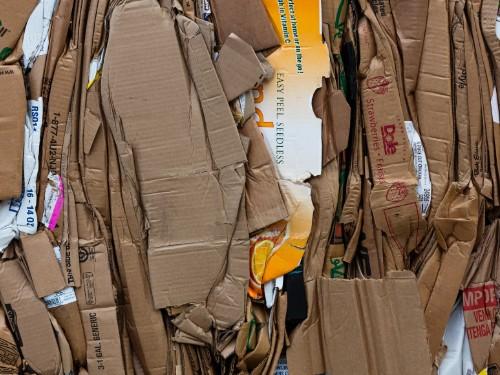 le carton recycle peut etre utilisé pour fabriquer des buches compressées