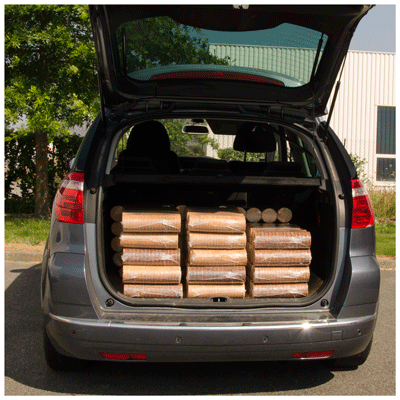 Packs de buche compressée dans un coffre de voiture au point retrait SIMPLYFEU