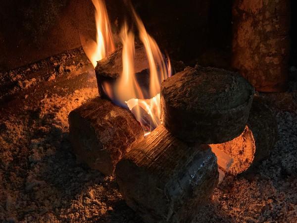 Feu de buches densifiées dans un foyer fermé