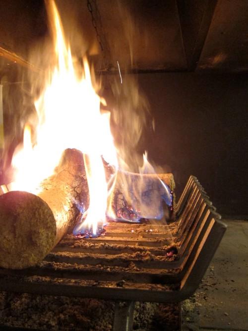 buche compressée dans une cheminée ouverte