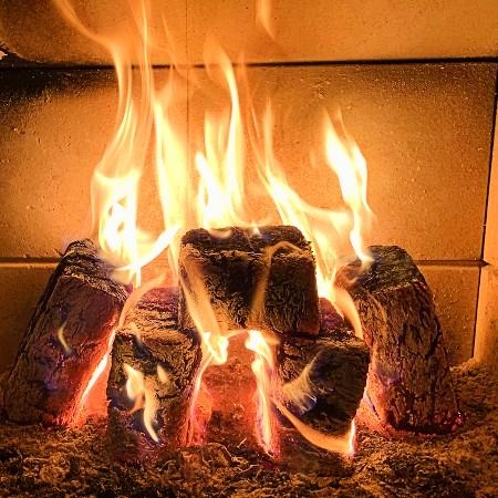 Combustion de briquette de bois rectangulaire compressee SIMPLYFEU