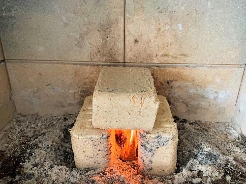 Briquettes de buche compressée de format carre en démarrage de feu