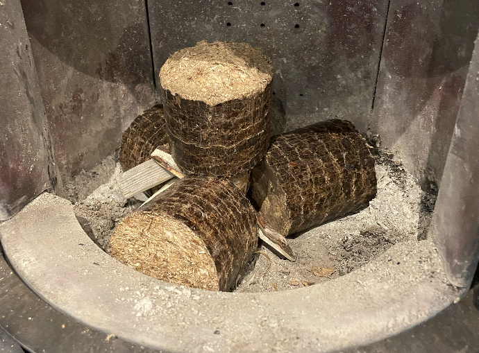 Démarrage de feu de bûches compressées en pyramide ou cabane