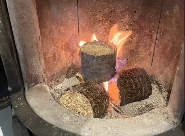 Allumage d'un feu de buche compressée et un allume feu