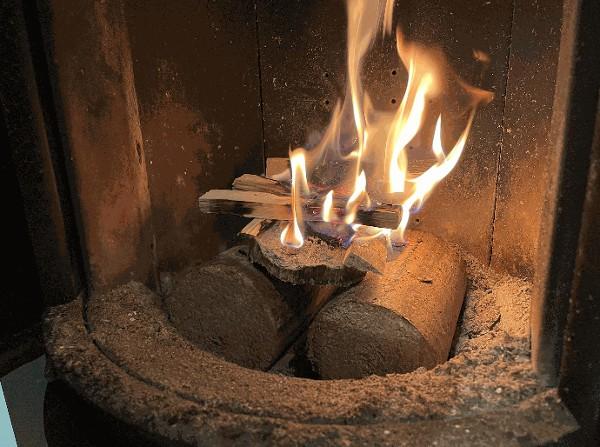 début d'une combustion allumée par le haut sur buches densifiées