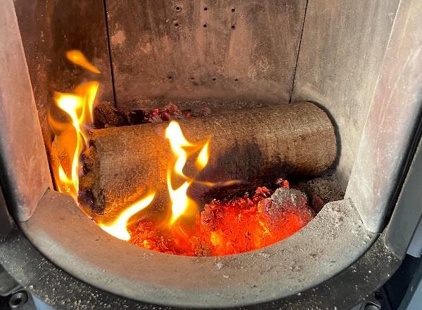 Buche compressés allumée par un lit de braise