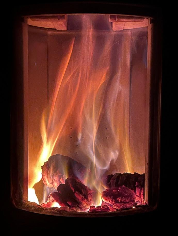 Bien entretenir un feu de buches compressées pour bien chauffer et avoir des belles flammes