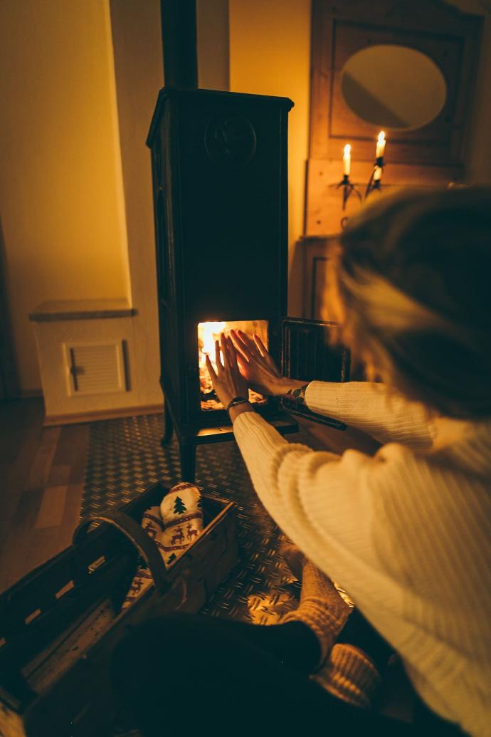 Comment recharger son poêle à bois en bûches ?