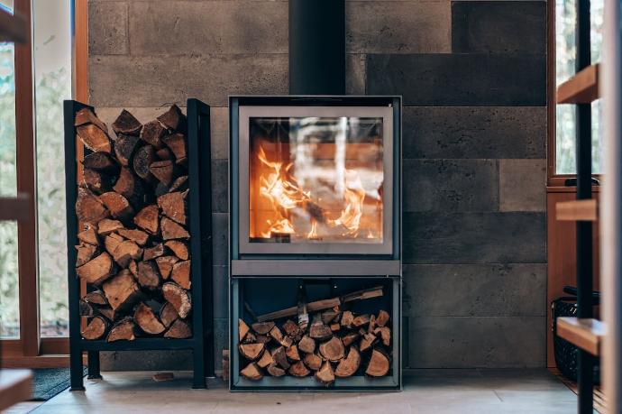 Stockage de bois intérieur dans un coffre a coté du poêle