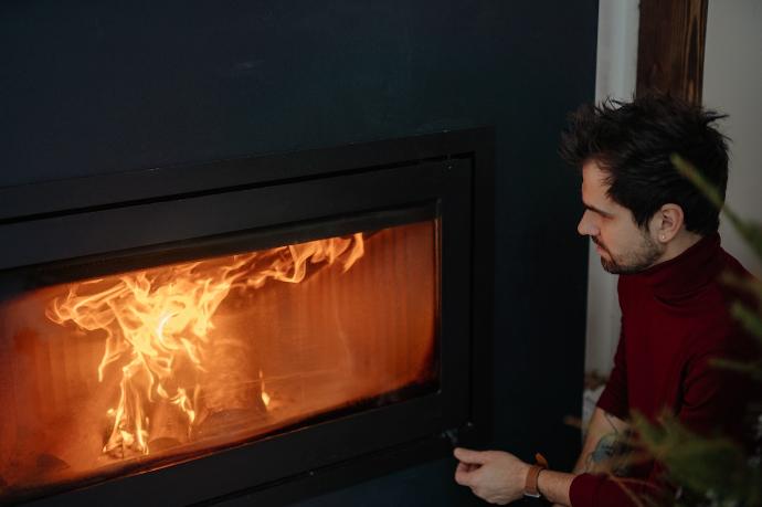 flammes puissantes dans un insert moderne