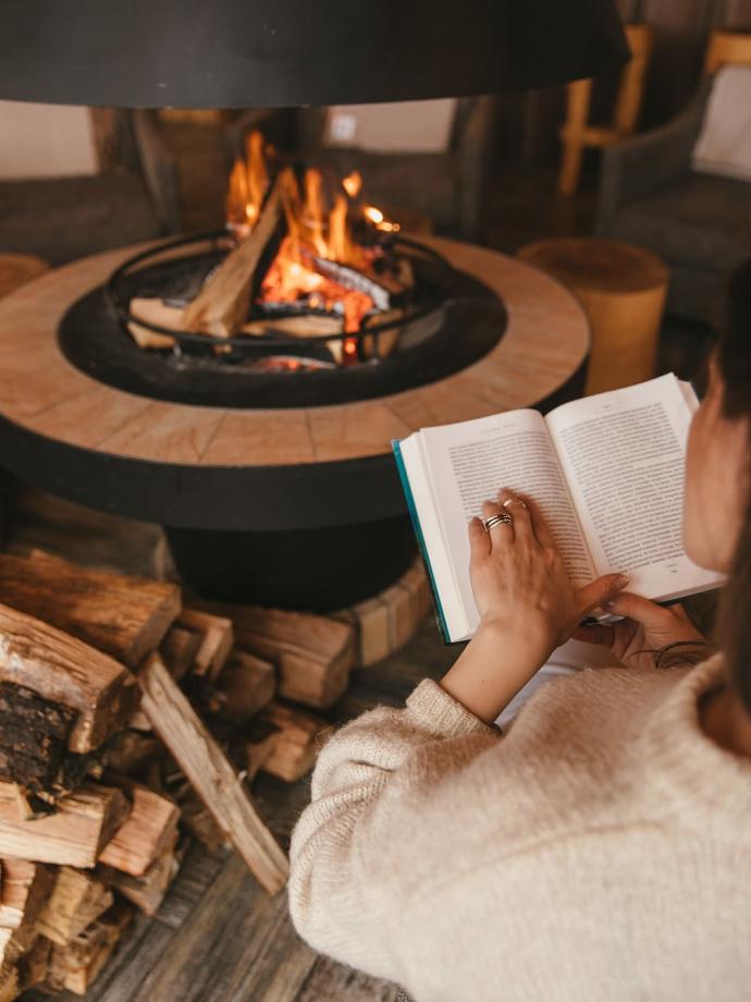 Lecture au coin du feu