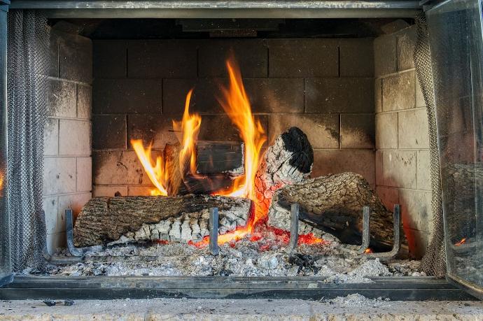 feu de cheminée traditionnelle a foyer ouvert