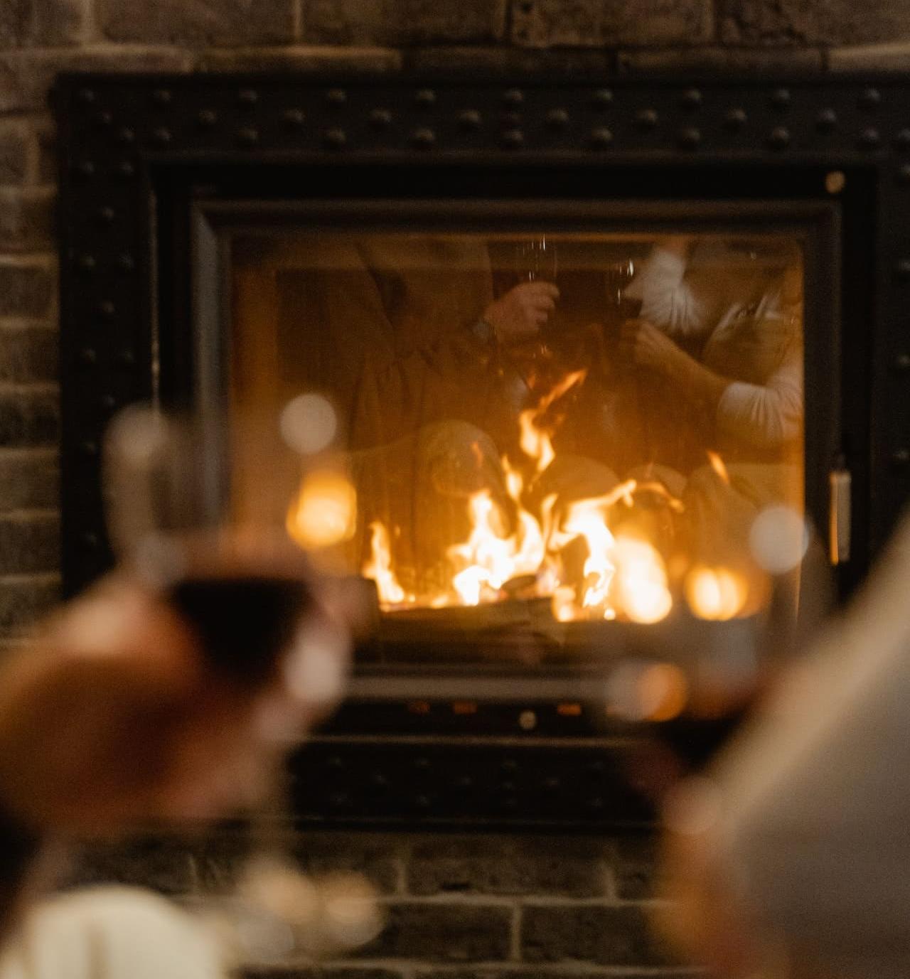 convivialité autour d'un feu de bois