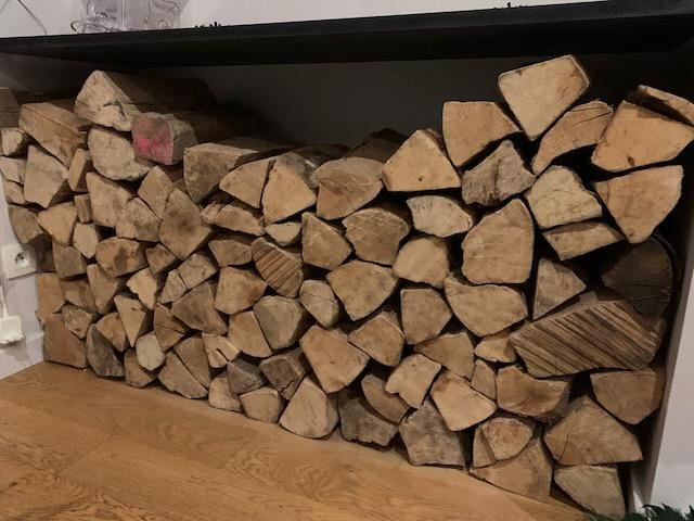 Buches de bois stockées en intérieur