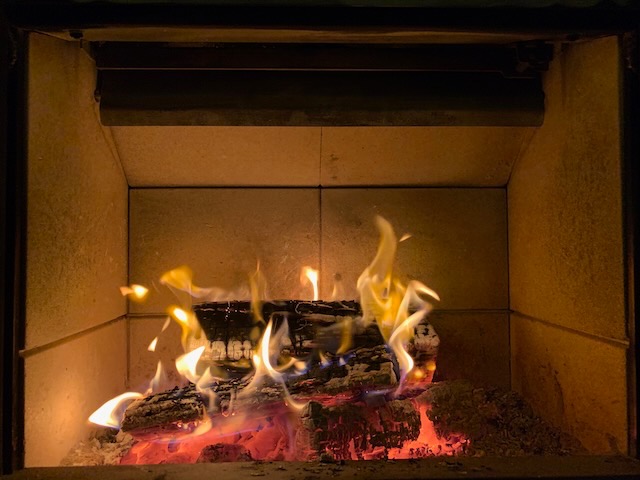 Belle flammes sur des bûches de bois Belle flammes sur des bûches de bois