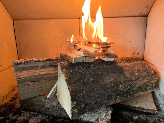 Allumage feu avec allume-feu et petit bois en TOP DOWN - Simplyfeu