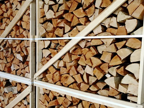 Buches de bois rangées dans des palettes
