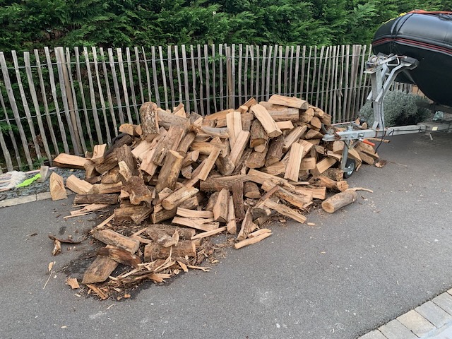 Bois de chauffage en vrac benne dans une allée de garage