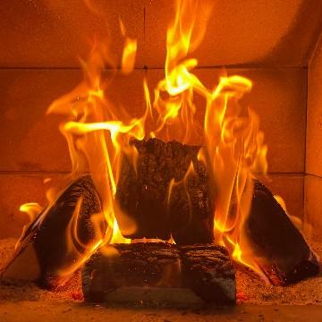 Belles flammes de briquettes de bois compressées