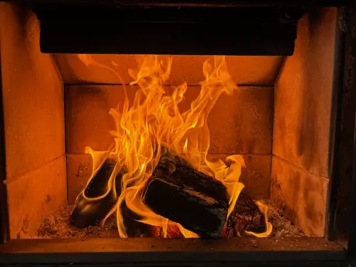 Belles flammes pour un feu qui a bien été allumé