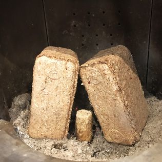 BRIQUETTES EN COPEAUX DE BOIS COMPRESSE - Bâtiself