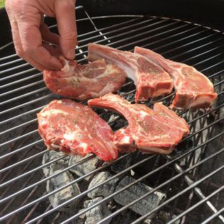 Grillades de cotelettes d'agneau avec le Charbon de bois en buche compressé de SimplyFeu