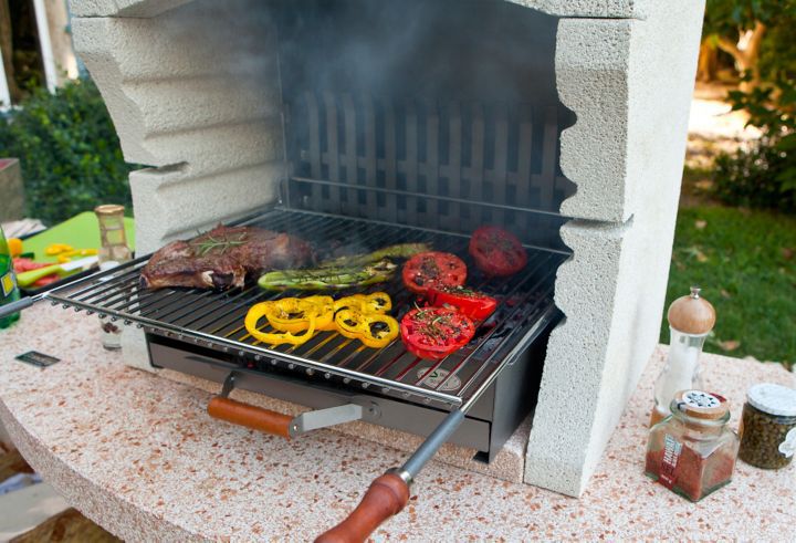 choix de barbecue au charbon de bois