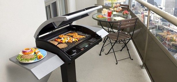 Grillades au charbon de bois sur le balcon