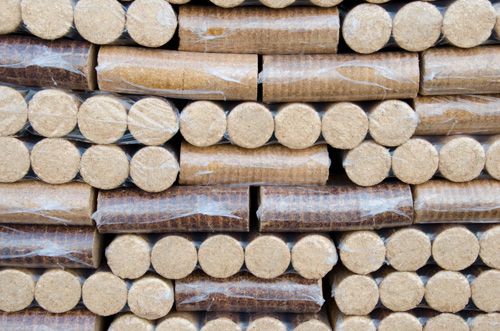 Pile de packs de bois aggloméré pour se chauffer