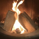Feu de cheminée avec les briquettes densifie ou pave de bois compresse de marque Simplyfeu