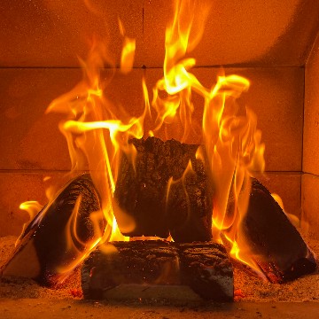 Belles flammes et combustion haute température de la briquette bois compressée SimplyFeu